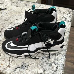 Men’s Nike Air Griffey Max 1
White Freshwater (2021) worn only a few times.